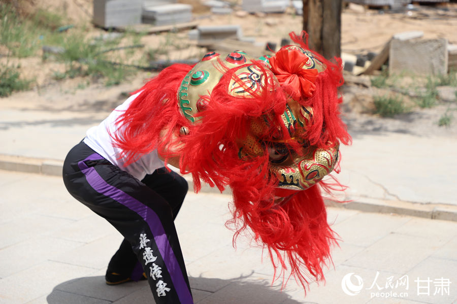 柴宗峰在桃林村展示蘭州北獅風采。人民網記者 焦隆攝